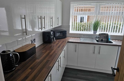 Rhyd-y-foel House | Modern, Spacious walking distance to castle & town