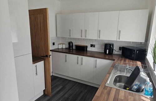 Rhyd-y-foel House | Modern, Spacious walking distance to castle & town