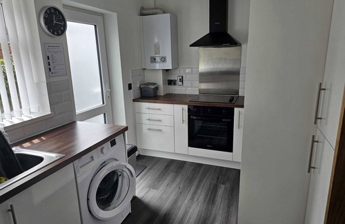 Rhyd-y-foel House | Modern, Spacious walking distance to castle & town