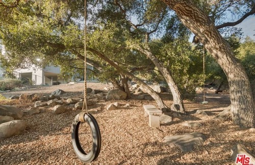 Ojai House | Modern spiritual oasis in East End orange groves