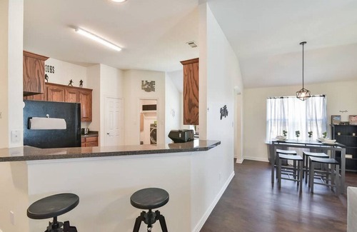 Mansfield House | ★ Modern Sports Theme Getaway near AT&T & BLD★