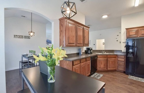 Mansfield House | ★ Modern Sports Theme Getaway near AT&T & BLD★