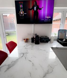 Great Houghton House | Modern & spotless property with easy commute to London, Birmingham, MK, etc