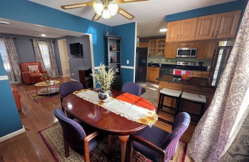 Newington House | Modern Springfield 3BR - Walk to Shops - Minutes to DC & Fort Belvoir