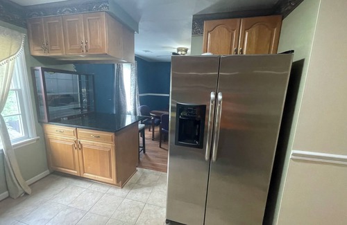 Newington House | Modern Springfield 3BR - Walk to Shops - Minutes to DC & Fort Belvoir