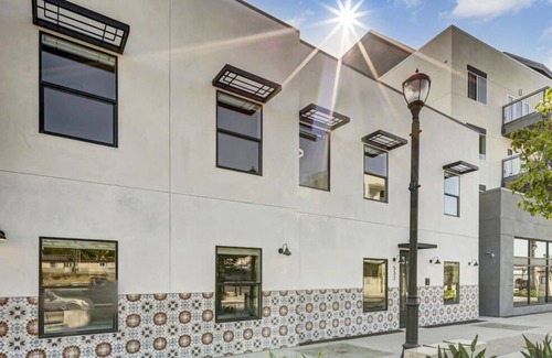 Vista Apartment | Modern Stay | 15 Min to Beach | Heart of Vista