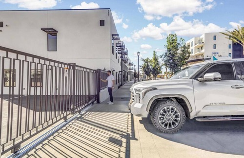 Vista Apartment | Modern Stay | 15 Min to Beach | Heart of Vista