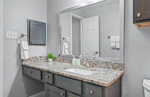 Fossil Creek Apartment | Modern Stay 2 Beds, 1 Bath Pool