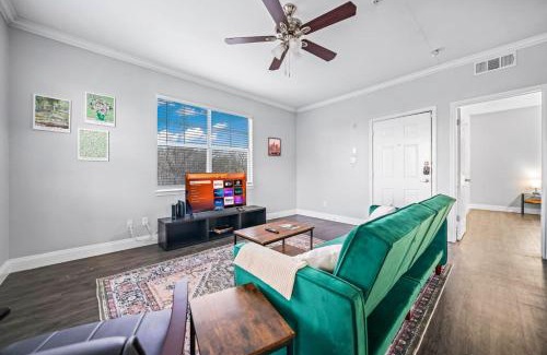 Fossil Creek Apartment | Modern Stay 2 Beds, 1 Bath Pool