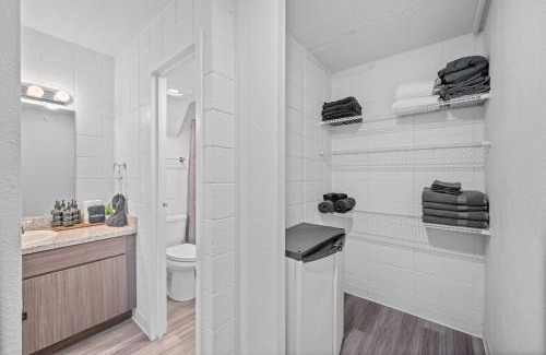 Corryville Apartment | Modern Stay Comfort-Free Parking