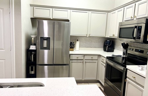South Arlington House | Modern stay near AT&T stadium & all entertainments.