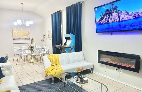 South Arlington House | Modern stay near AT&T stadium & all entertainments.