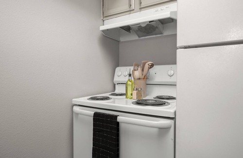 Hancock Apartment | Modern Stay Near Downtown | Fast Wi-Fi+ Parking