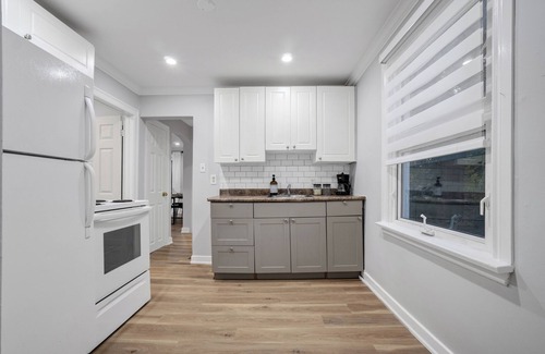 Peterborough Apartment | Modern Stay w/King Bed, 5 Mins to Hospital