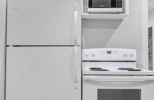 Peterborough Apartment | Modern Stay w/King Bed, 5 Mins to Hospital