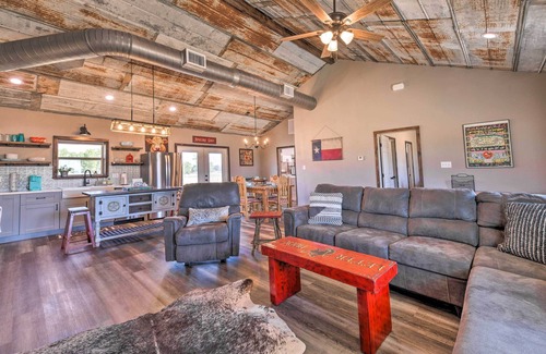 Morgan Mill House | Modern Stephenville Farmhouse: 8 Mi to Dtwn!