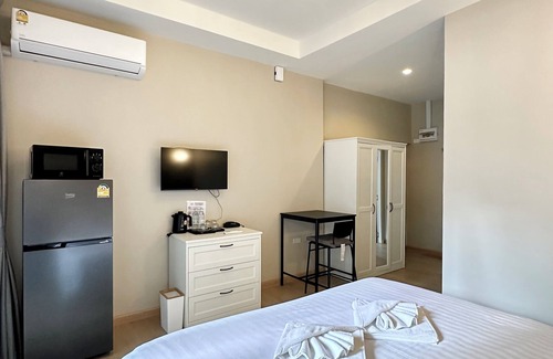 Nong Prue Hotel | Modern Studio 50m from Jomtien Beach, Free WiFi & Balcony