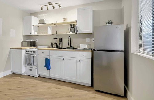 Huntsville Apartment | Modern Studio Apartment w Queen bed—Huntsville