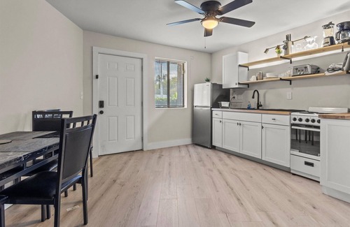 Huntsville Apartment | Modern Studio Apartment w Queen bed—Huntsville