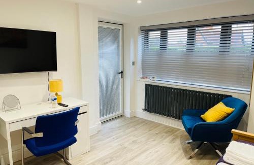 Kenilworth Apartment | MODERN STUDIO APARTMENT, PRIVATE- DRIVEWAY PARKiNG