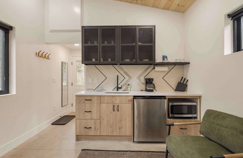Grant Cabin | Modern Studio Cabin, Hike, Soak, Unwind for 2
