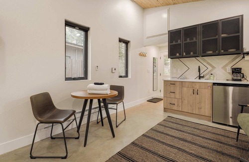 Grant Cabin | Modern Studio Cabin, Hike, Soak, Unwind for 2