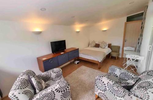 Hove Apartment | Modern Studio Cabin in Hove, Walk to the Sea & South Downs, Easy Access to Brighton