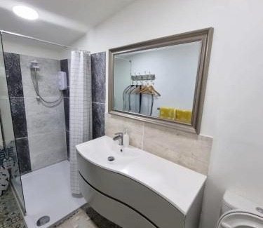 Hove Apartment | Modern Studio Cabin in Hove, Walk to the Sea & South Downs, Easy Access to Brighton