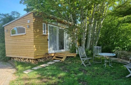 Hove Apartment | Modern Studio Cabin in Hove, Walk to the Sea & South Downs, Easy Access to Brighton