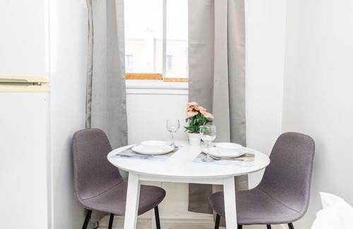 Centretown West Apartment | Modern Studio Condo - Mid-Chinatown