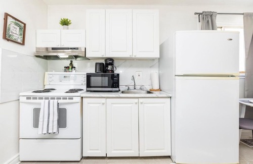 Centretown West Apartment | Modern Studio Condo - Mid-Chinatown