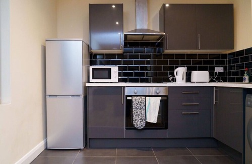 Harehills Apartment | Modern-Studio-Ensuite with Shower