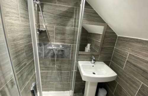 Harehills Apartment | Modern-Studio-Ensuite with Shower