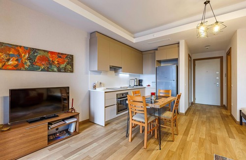 Maslak Apartment | Modern Studio Flat with City View in Sariyer