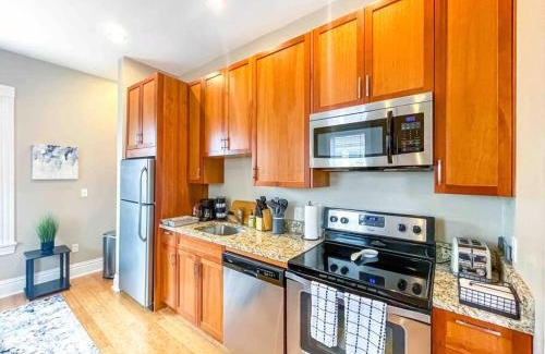 The Hill Apartment | Modern Studio Full Kitchen & Balcony The Hill