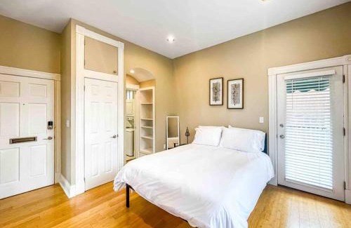 The Hill Apartment | Modern Studio Full Kitchen & Balcony The Hill