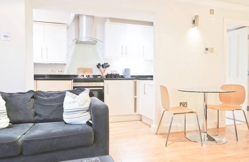 Clifton Apartment | Modern Studio in Desirable Clifton Area