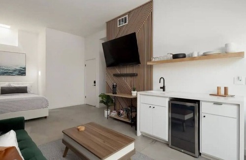Harborview House | Modern Studio in heart the heart of Little Italy