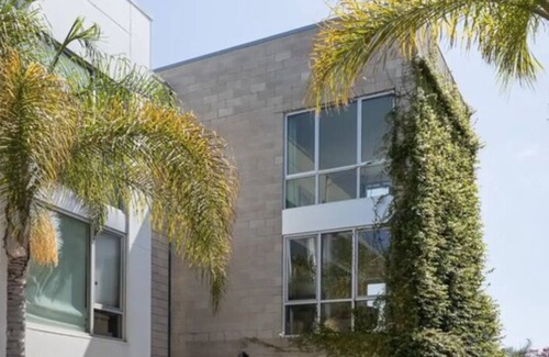 Harborview House | Modern Studio in heart the heart of Little Italy