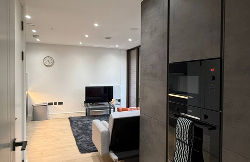 Boleyn Apartment | Modern Studio in the City Center - Steps from Major Attractions