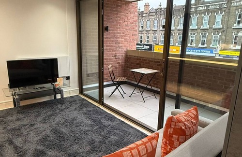 Boleyn Apartment | Modern Studio in the City Center - Steps from Major Attractions