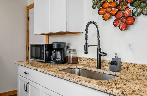 Mayfield Condo | Modern Studio in Beach Resort near TC