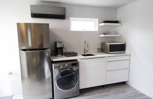 West Orange House | Modern Studio, Jitney to NYC train! Private Patio with NYC View! W/D