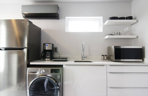 West Orange House | Modern Studio, Jitney to NYC train! Private Patio with NYC View! W/D