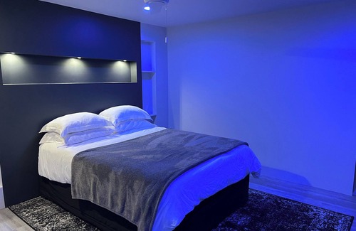 West Orange House | Modern Studio, Jitney to NYC train! Private Patio with NYC View! W/D