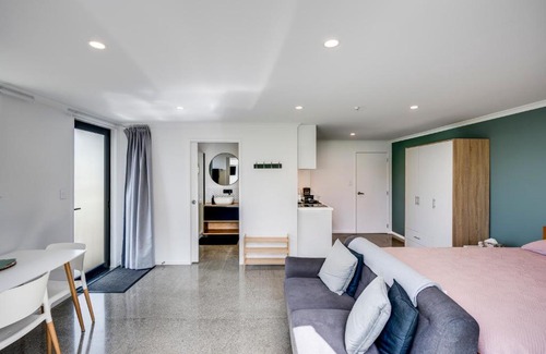 Clive House | Modern Studio near Clive River