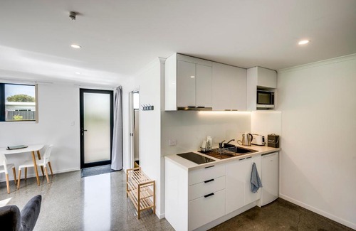 Clive House | Modern Studio near Clive River