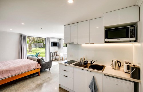 Clive House | Modern Studio near Clive River