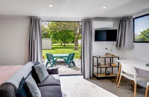 Clive House | Modern Studio near Clive River