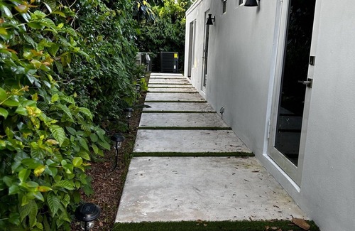 South Miami Apartment | Modern Studio Near shops and University of Miami
